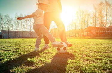 Tata gra z synem w piłkę nożną