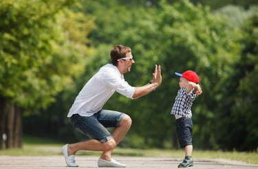 Tata z synem przybija podw&oacute;jną piątkę.